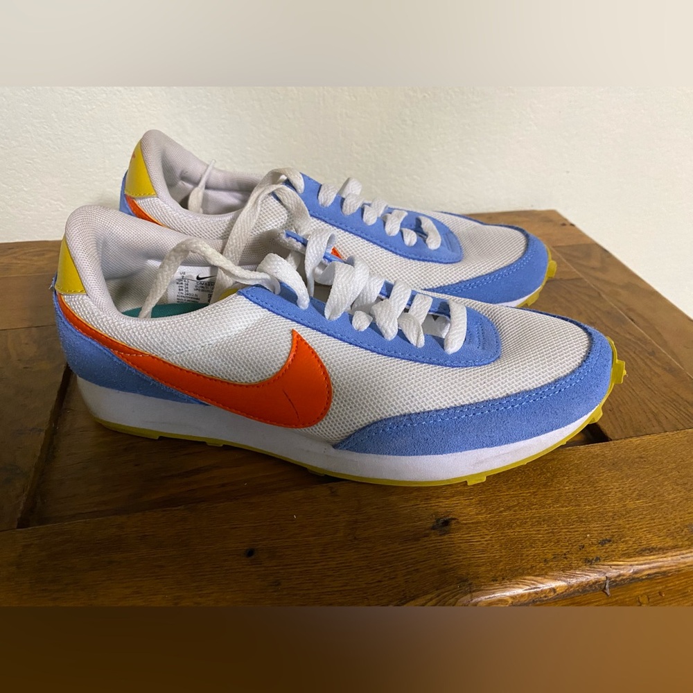 Nike Daybreak Women Size 8 White Blue Low-Top Sneakers with Orange Swoosh